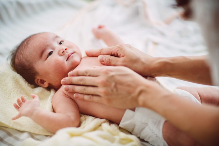 7 cara mengurut bayi baru lahir. Bayi kurang meragam & selesa tidur malam.
