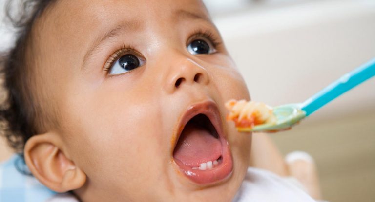 Cara Yang Betul Beri Bayi Makan Pada Usia 6 Bulan! Elak Risiko Anak Tercekik.
