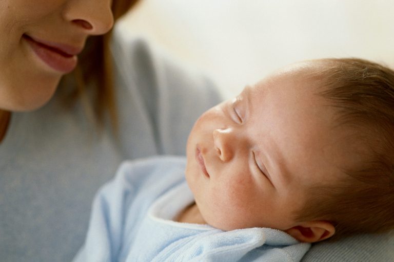 Siang Tidur, Malam Berjaga! Ini Cara Menetapkan Rutin Tidur Bayi 3-6 Bulan