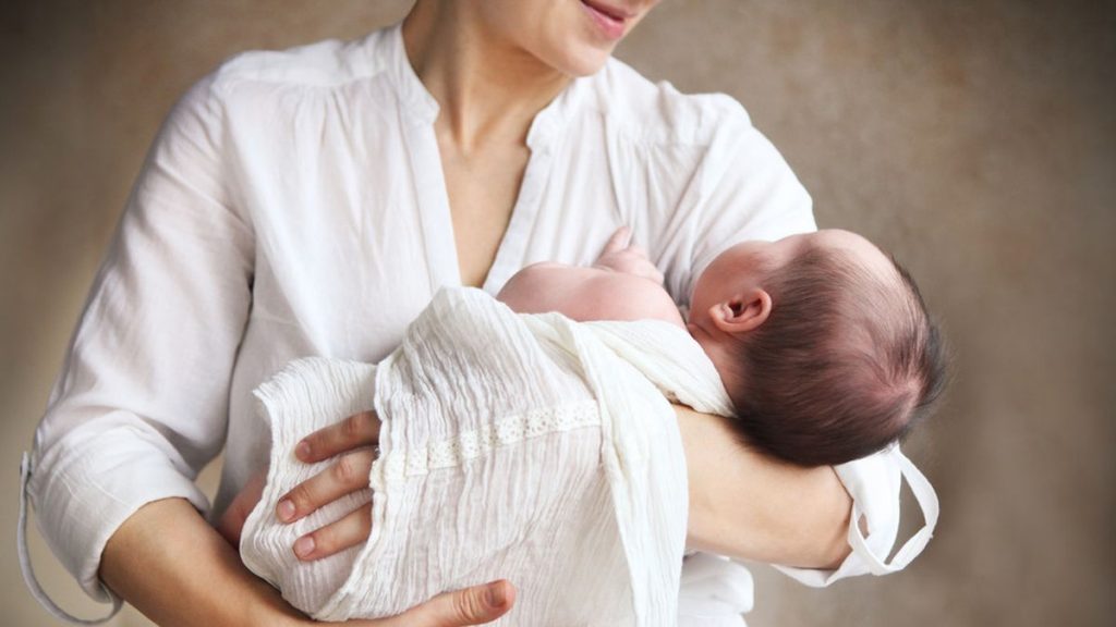 Bahaya Bayi Tersedak Susu! Ini 5 Tips Kawal Pengeluaran Susu Dengan Betul