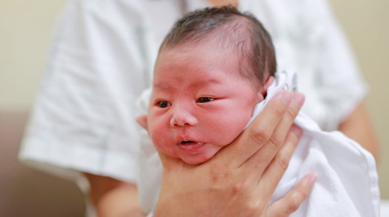 Bahaya Bayi Tersedak Susu! Ini 5 Tips Kawal pengeluaran Susu Dengan betul